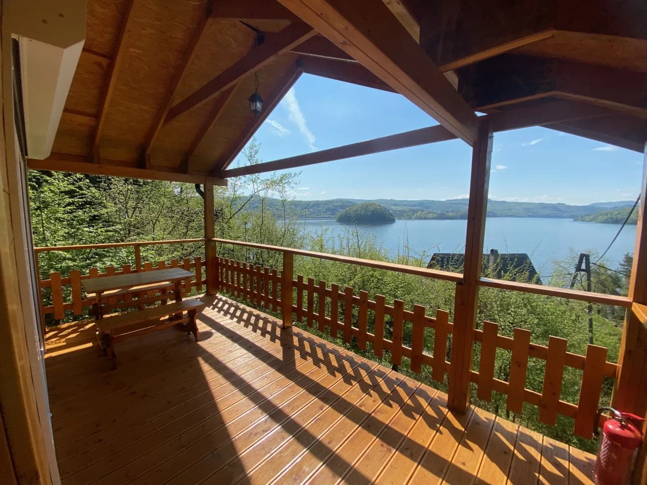 Najlepsze domki nad jeziorem Rożnowskim - komfort i relaks w naturze