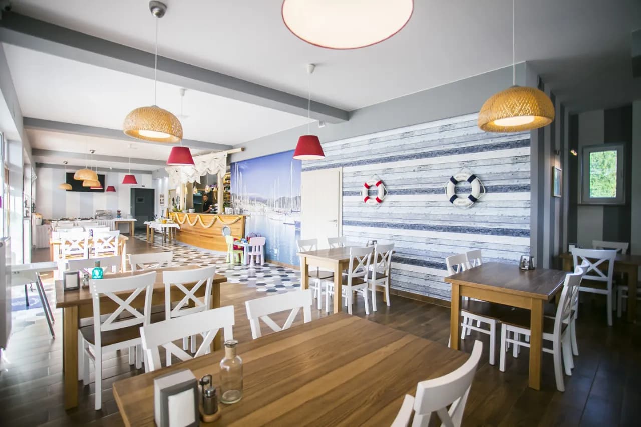 Gdzie dobrze zjeść w Krynicy Morskiej? Najlepsze restauracje na wybrzeżu