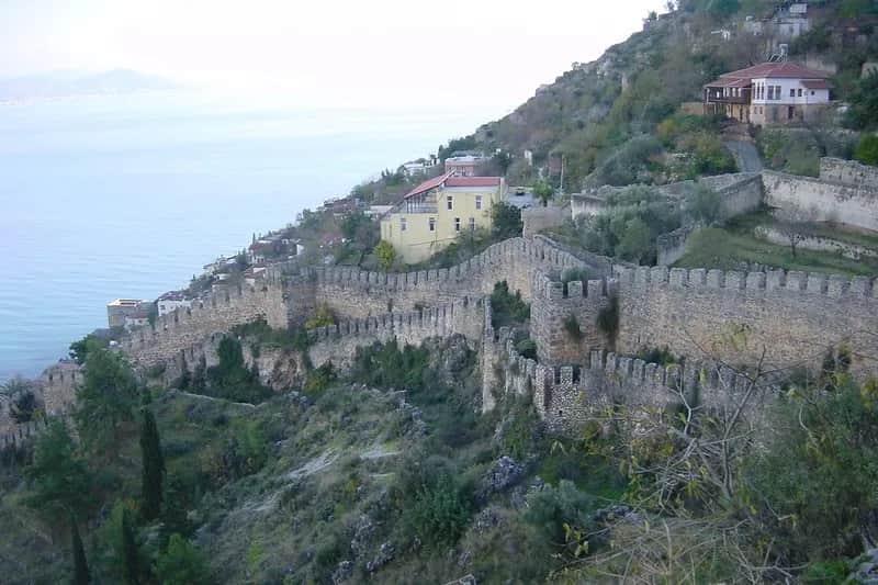 Zamek w Alanii: fascynująca historia i tajemnice turystyczne