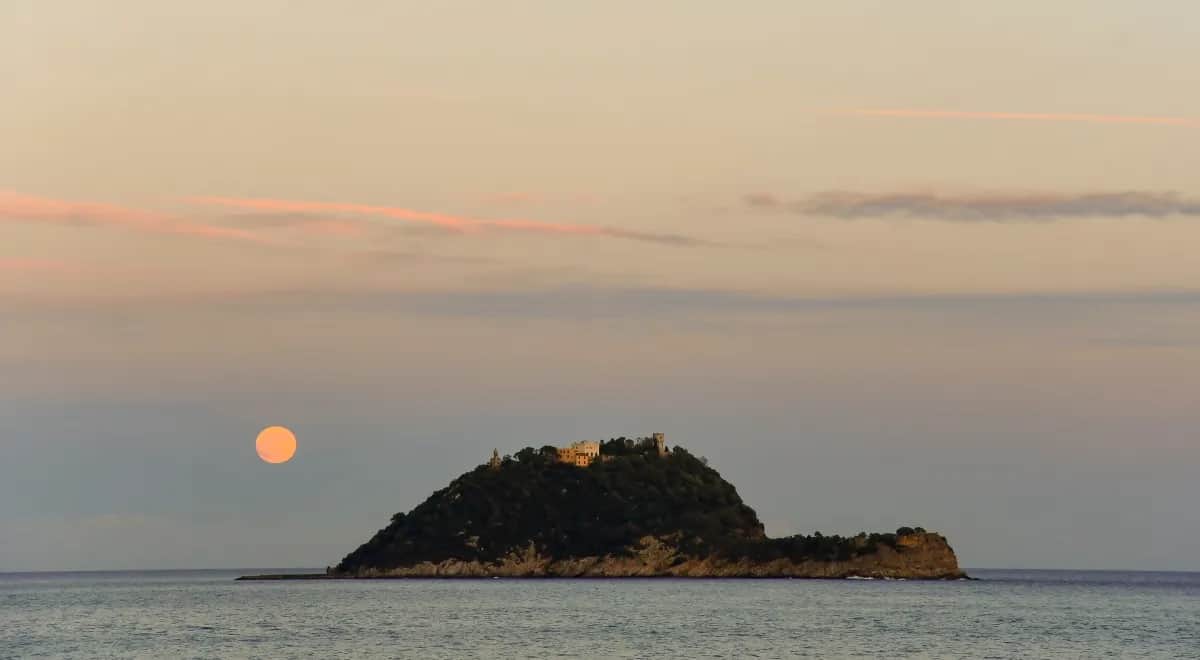 Co to jest wyspa? Odkryj jej fascynujące cechy i rodzaje