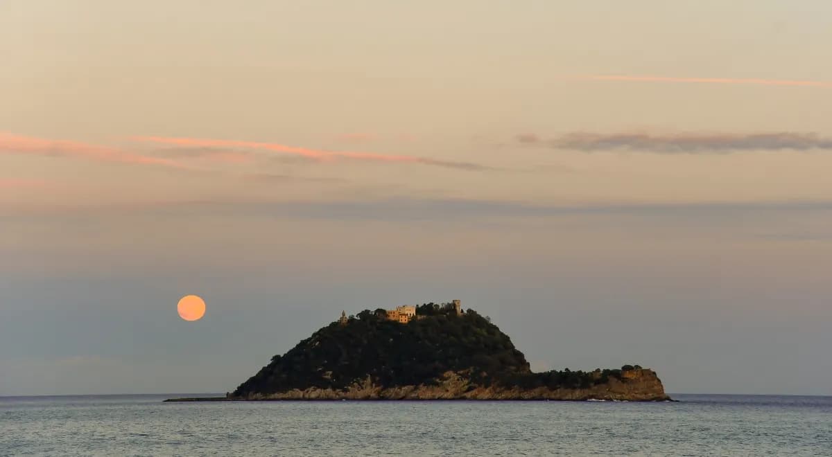 Co to jest wyspa? Odkryj jej fascynujące cechy i rodzaje