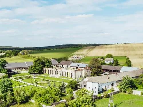 Zamek rycerski w Sobkowie: historia, atrakcje i noclegi w jednym miejscu