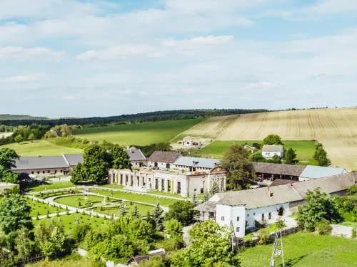 Zamek rycerski w Sobkowie: historia, atrakcje i noclegi w jednym miejscu