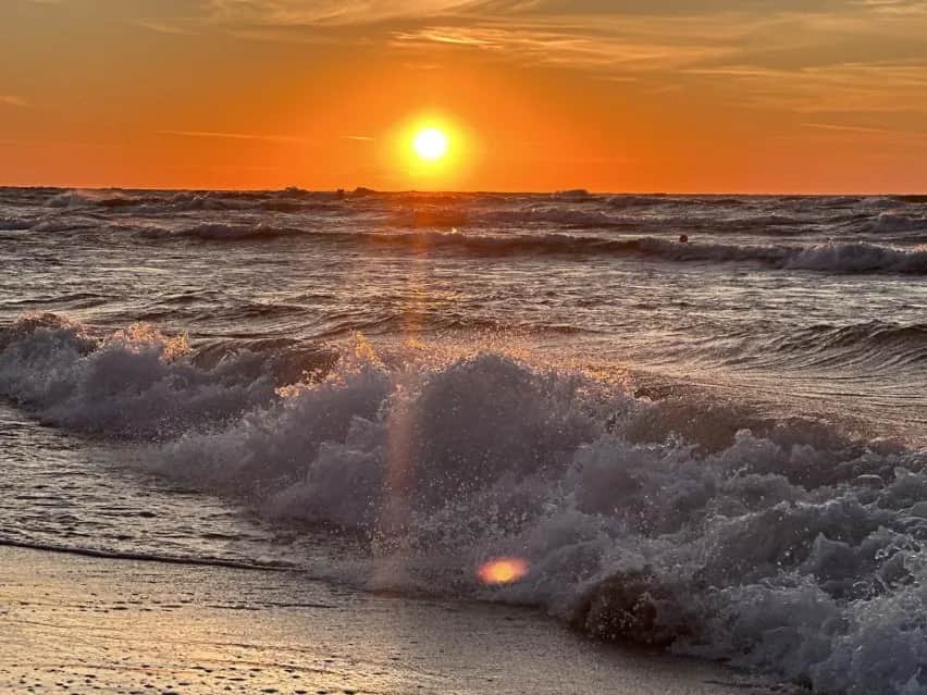 Kiedy jest zachód słońca nad morzem? Sprawdź godziny w sierpniu